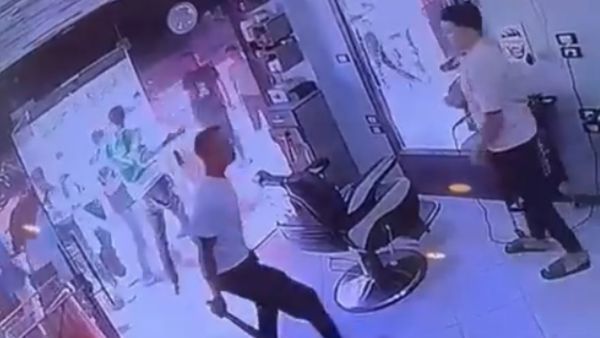 بلطجي يهاجم أشخاصا في أحد محال الحلاقة بمحافظة الاسماعيلية