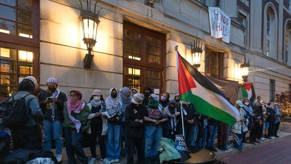 رئيسة جامعة كولومبيا طلبت من الشرطة البقاء في حرم الجامعة إلى 17 مايو/أيار
