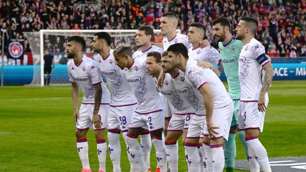 Fiorentina's players pose for a team photo prior to the UEFA Conference League quarter-final first leg football match between FC Viktoria Plzen and ACF Fiorentina in Pilsen, Czech Republic on April 11, 2024. (Photo by Michal Cizek / AFP)
