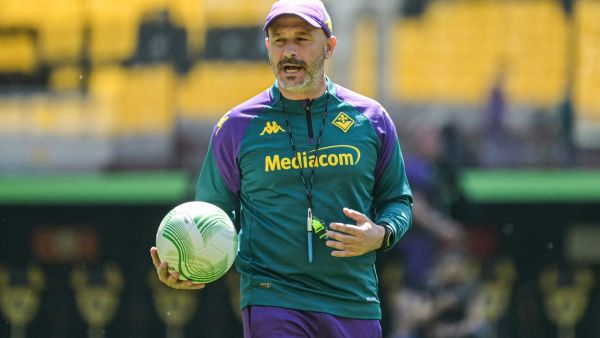 Fiorentina's coach Vincenzo Italiano leads a training session on the eve of the UEFA Conference League Final between AC Fiorentina and Olympiakos FC at the Aghia Sophia Stadium in Athens on May 28, 2024. (Photo by Aris Messinis / AFP)