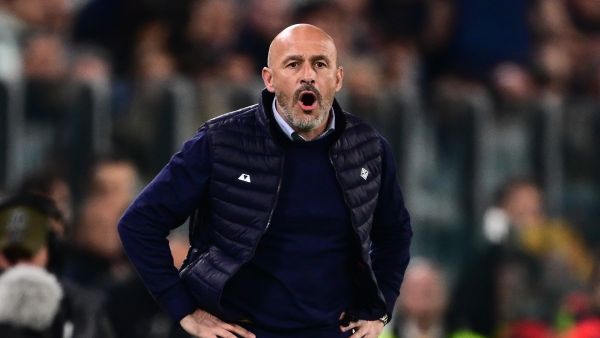 Fiorentina's Italian coach Vincenzo Italiano reacts during the Italian Serie A football match between Juventus and Fiorentina, at The Allianz Stadium, in Turin on April 7, 2024. (Photo by Marco BERTORELLO / AFP)