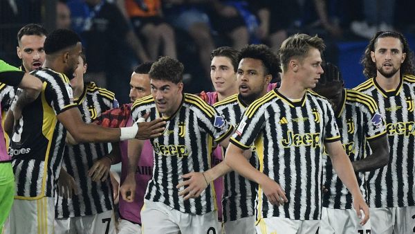 Juventus' Serbian forward #09 Dusan Vlahovic celebrates with teammates after scoring his team first goal during the Italian Cup Final between Atalanta and Juventus at the Olympic stadium in Rome on May 15, 2024. (Photo by Filippo MONTEFORTE / AFP)