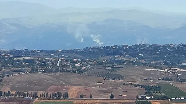 الدخان يتصاعد من موقع غارة جوية إسرائيلية في جنوب لبنان