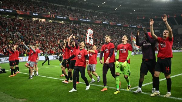 Bayer Leverkusen's Spanish head coach Xabi Alonso celebrates with the players after the UEFA Europa League semi final second leg football match between Bayer Leverkusen and ASC Roma in Leverkusen, on May 9, 2024. (Photo by INA FASSBENDER / AFP)