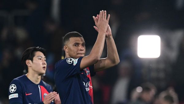 Paris Saint-Germain's French forward #07 Kylian Mbappe (R) applauds the fans at the end of the UEFA Champions League semi-final second leg football match between Paris Saint-Germain (PSG) and Borussia Dortmund, at the Parc des Princes stadium in Paris on May 7, 2024. (Photo by MIGUEL MEDINA / AFP)