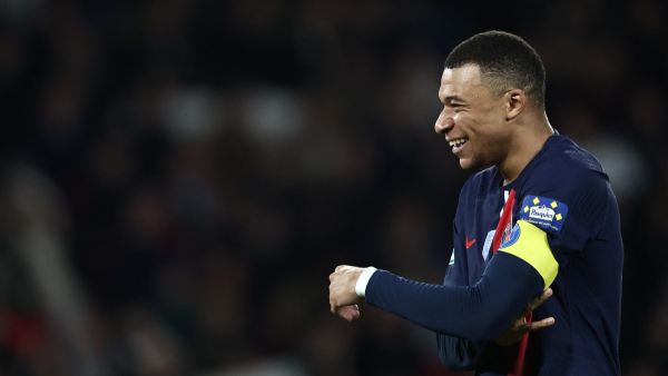 Paris Saint-Germain's French forward #07 Kylian Mbappe reacts during the French Cup (Coupe de France) quarter-final football match between Paris Saint-Germain (PSG) and OGC Nice at the Parc des Princes stadium, in Paris, on March 13, 2024. (Photo by FRANCK FIFE / AFP)