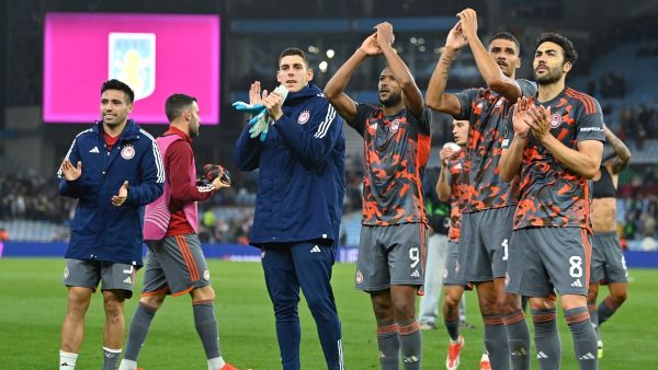 Olympiacos' players celebrate on the pitch after the UEFA Europa Conference League semi final first leg football match between Aston Villa and Olympiakos at Villa Park in Birmingham, central England, on May 2, 2024. Olympiakos won the game 4-2. (Photo by JUSTIN TALLIS / AFP)