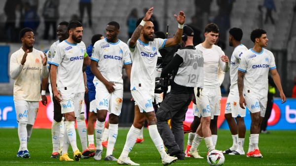 Marseille's players applaud their supporters at the end of the French L1 football match between Olympique Marseille (OM) and RC Lens at Stade Velodrome in Marseille, southern France, on April 28, 2024. (Photo by Christophe SIMON / AFP)