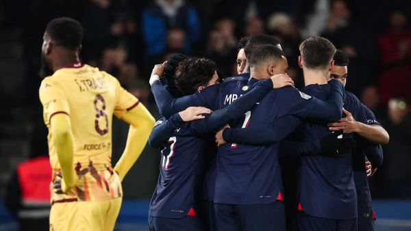 Paris Saint-Germain's French forward #07 Kylian Mbappe celebrates with teammates after scoring his team's second goal during the French L1 football match between Paris Saint-Germain (PSG) and FC Metz at the Parc des Princes stadium in Paris, on December 20, 2023. (Photo by FRANCK FIFE / AFP)