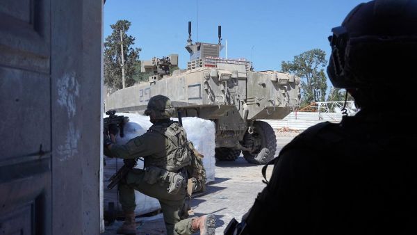 جنود من قوات الاحتلال داخل معبر رفح 