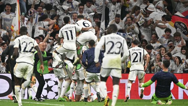 Real Madrid players celebrate their second goal scored by Real Madrid's Spanish forward #14 Joselu during the UEFA Champions League semi final second leg football match between Real Madrid CF and FC Bayern Munich at the Santiago Bernabeu stadium in Madrid on May 8, 2024. (Photo by JAVIER SORIANO / AFP)