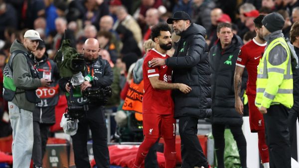 Liverpool's German manager Jurgen Klopp talks with Liverpool's Egyptian striker #11 Mohamed Salah during half-time in the UEFA Europa League quarter-final first leg football match between Liverpool and Atalanta at Anfield in Liverpool, north west England on April 11, 2024. (Photo by Darren Staples / AFP)
