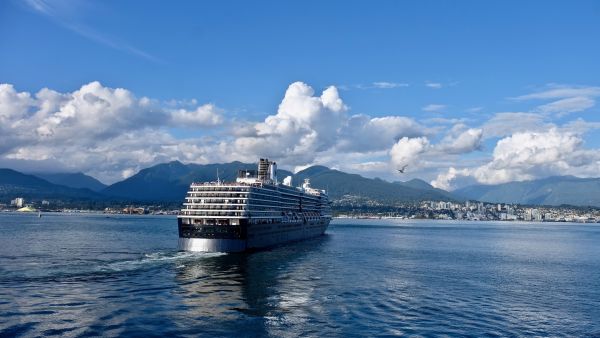 Cruise ship 