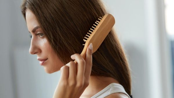 تفسير حلم تسريح الشعر في المنام للعزباء وللمتزوجة وللحامل