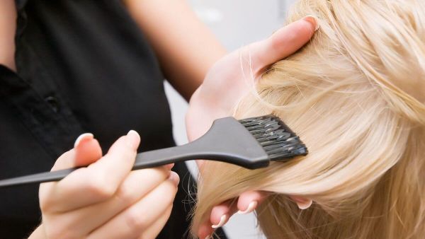 تفسير حلم صبغ الشعر في المنام للعزباء وللمتزوجة وللمطلقة