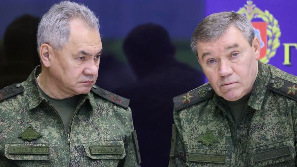 Russian Defence Minister Sergei Shoigu (L) and chief of the Russian General Staff Valery Gerasimov (R)