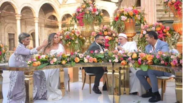 حفل زفاف ابنة مفيدة شيحة في باحة مسجد محمد علي باشا 