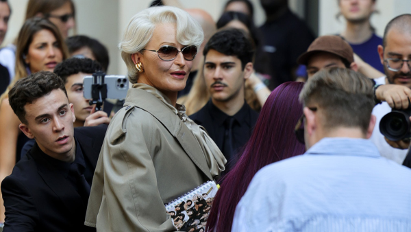 شاب يحول نفسه لميراندا يسلي من فيلم Devil Wears Prada لحضور عرض بالنسياغا في باريس