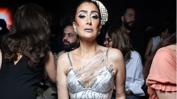 فستان غادة عبد الرازق من البلاستيك فينيل يذهل الجمهور في أسبوع باريس للموضة