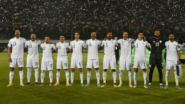 Algeria's players pose for a group picture ahead of the second leg of the 2022 Qatar World Cup African Qualifiers football match between Algeria and Cameroon at the Mustapha Tchaker Stadium in the city of Blida on March 29, 2022. (Photo by AFP)