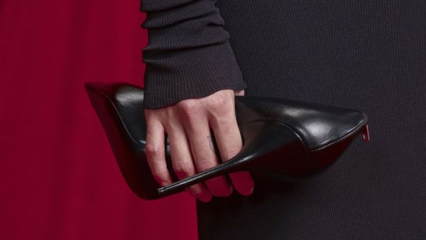 Balenciaga تطرح حقيبة يد بقيمة 1890 دولار على شكل حذاء كعب