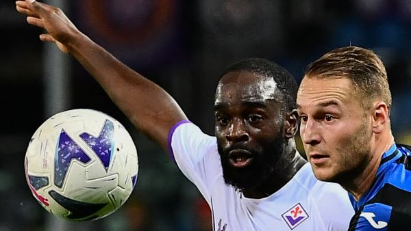 Fiorentina's French forward Jonathan Ikone (C) and Atalanta's Dutch midfielder Teun Koopmeiners go for the ball during the Italian Serie A football match between Atalanta and Fiorentina on October 2, 2022 at the Atleti Azzurri d'Italia stadium in Bergamo. (Photo by Isabella BONOTTO / AFP)