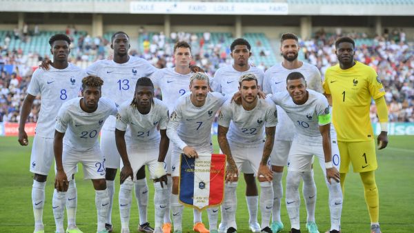 France's players pose prior the UEFA Euro 2024 group B qualification football match between Gibraltar and France at the Algarve stadium in Faro on June 16, 2023. (Photo by FRANCK FIFE / AFP)
