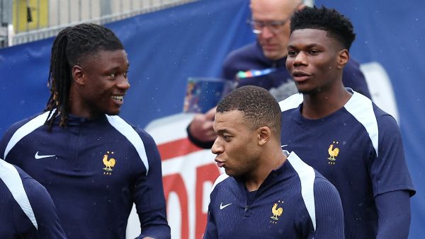 (From L) France's midfielder #06 Eduardo Camavinga, France's forward #10 Kylian Mbappe and Fance's midfielder #08 Aurelien Tchouameni attend a training session at Paul Janes Stadium in Duesseldorf on June 16, 2024, on the eve of their UEFA Euro 2024 Group D football match against Austria. (Photo by FRANCK FIFE / AFP)