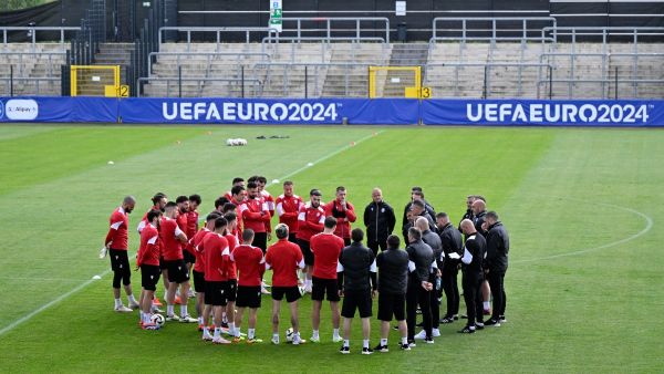 Georgia's French head coach Willy Sagnol speaks with his players during a training session at the UEFA Euro 2024 European football Championship, at Stadion Velbert in Velbert, western Germany on June 17, 2024, the eve of their first group game against Turkey. (Photo by INA FASSBENDER / AFP)