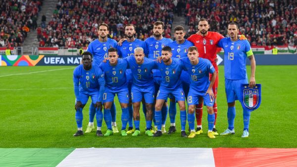 Italy's players pose for a team photo prior to the UEFA Nations League Group 3 football match between Hungary and Italy in Puskas Arena of Budapest on September 26, 2022. (Photo by ATTILA KISBENEDEK / AFP)