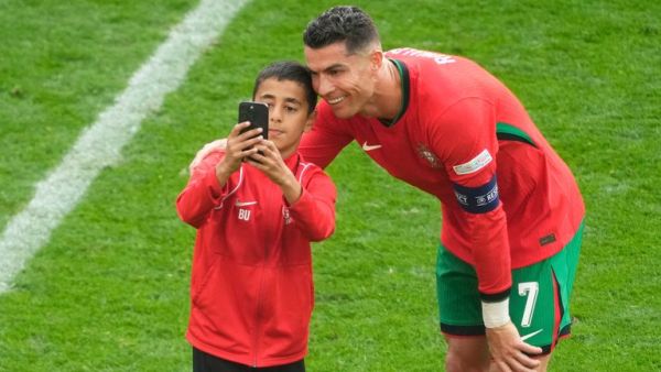 رونالدو مع المعجب الصغير