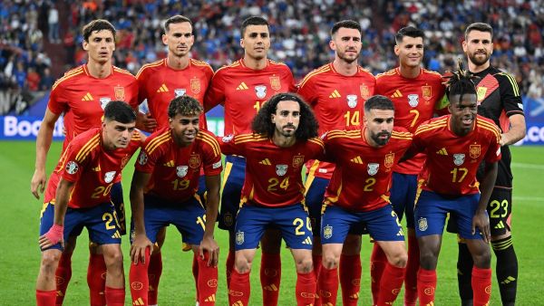 Spain's players pose for a team photo ahead of the UEFA Euro 2024 Group B football match between Spain and Italy at the Arena AufSchalke in Gelsenkirchen on June 20, 2024. (Photo by PATRICIA DE MELO MOREIRA / AFP)