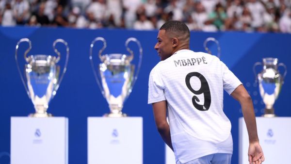 مبابي بقميص ريال مدريد لأول مرة 