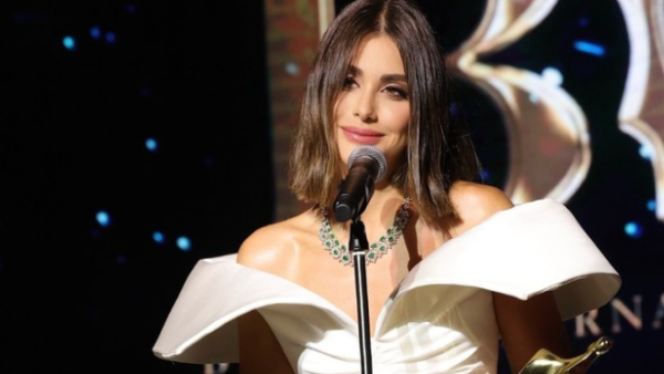 نور عريضة بفستان مجسم في بياف 2024 وجمالها يخطف الأنظار