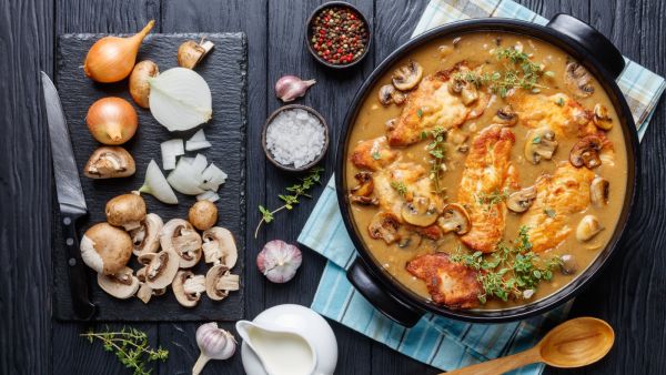 دجاج مارسالا على طريقة تراتوريا مع الكريمة