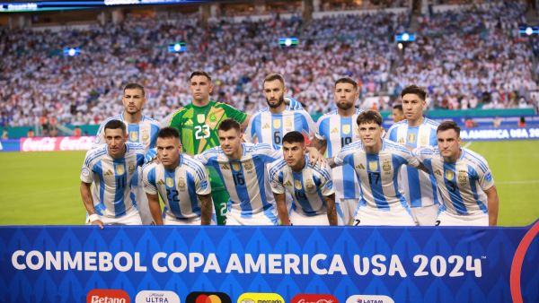 Players of Argentina pose for a team photo prior to the CONMEBOL Copa America 2024 Group A match between Argentina and Peru at Hard Rock Stadium on June 29, 2024 in Miami Gardens, Florida. Hector Vivas/Getty Images/AFP (Photo by Hector Vivas / GETTY IMAGES NORTH AMERICA / Getty Images via AFP)