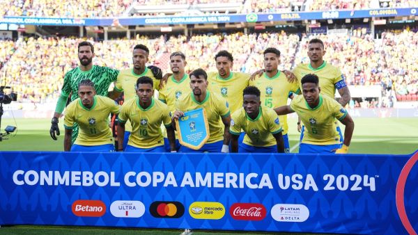 The Brazil starting squad poses prior to the CONMEBOL Copa America 2024 Group D match between Brazil and Colombia at Levi's Stadium on July 02, 2024 in Santa Clara, California. Thearon W. Henderson/Getty Images/AFP (Photo by Thearon W. Henderson / GETTY IMAGES NORTH AMERICA / Getty Images via AFP)