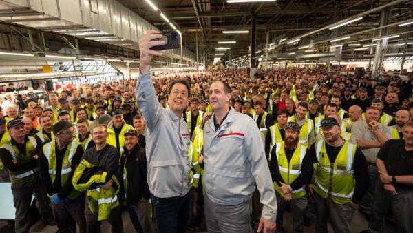 Makoto Uchida receives honorary award from the United Kingdom