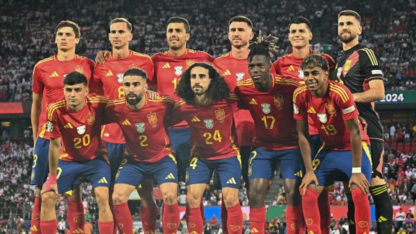 Spain players pose for the team photo prior to the UEFA Euro 2024 round of 16 football match between Spain and Georgia at the Cologne Stadium in Cologne on June 30, 2024. (Photo by JAVIER SORIANO / AFP)