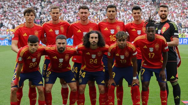 The players of Spain pose for a team picture during the UEFA Euro 2024 quarter-final football match between Spain and Germany at the Stuttgart Arena in Stuttgart on July 5, 2024. (Photo by LLUIS GENE / AFP)