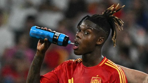 Spain's midfielder #17 Nico Williams takes a break during the UEFA Euro 2024 semi-final football match between Spain and France at the Munich Football Arena in Munich on July 9, 2024. (Photo by JAVIER SORIANO / AFP)