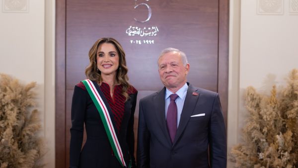 جلالتا الملك عبدالله الثاني والملكة رانيا يستقبلان سيدات أردنيات بمناسبة اليوم العالمي للمرأة، وجلالته يقلد الملكة وسام النهضة المرصع