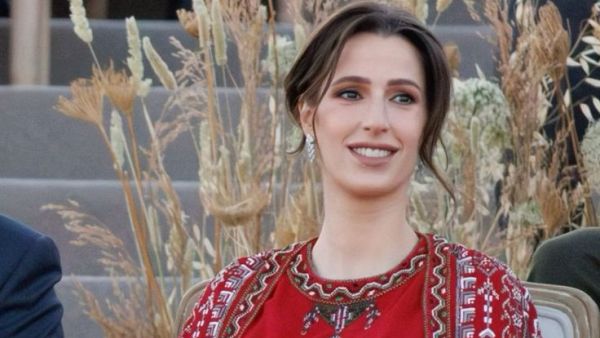أحذية مريحة للحوامل من وحي أحذية الأميرة رجوة الحسين في الحمل 