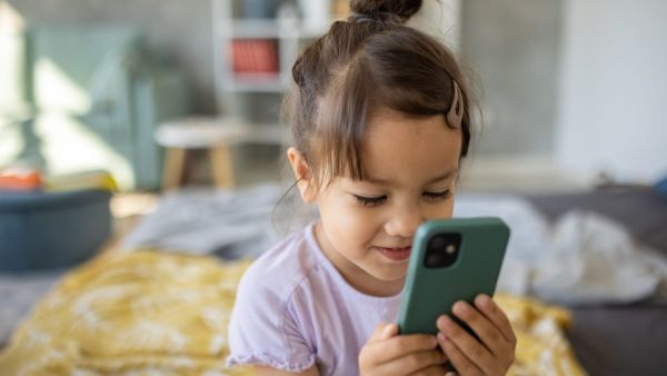 الجيل Z يسخر من الجيل ألفا: بين التحديق بالضوء الأزرق والتحديات الاجتماعية
