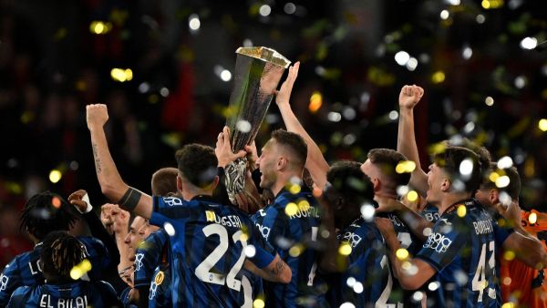 Atalanta's players celebrate with the trophy after the UEFA Europa League final football match between Atalanta and Bayer Leverkusen at the Dublin Arena stadium, in Dublin, on May 22, 2024. Atalanta won the game 3-0. (Photo by Glyn KIRK / AFP)