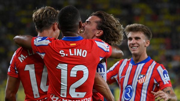 Atletico Madrid's Spanish midfielder #14 Marcos Llorente (2L) celebrates with teammates after scoring an equalizing goal during the Spanish league football match between Villarreal CF and Club Atletico de Madrid at La Ceramica stadium in Vila-real on August 19, 2024. (Photo by JOSE JORDAN / AFP)