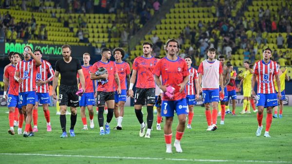 Atletico Madrid players walk on the pitch at the end of the Spanish league football match between Villarreal CF and Club Atletico de Madrid at La Ceramica stadium in Vila-real on August 19, 2024. (Photo by JOSE JORDAN / AFP)
