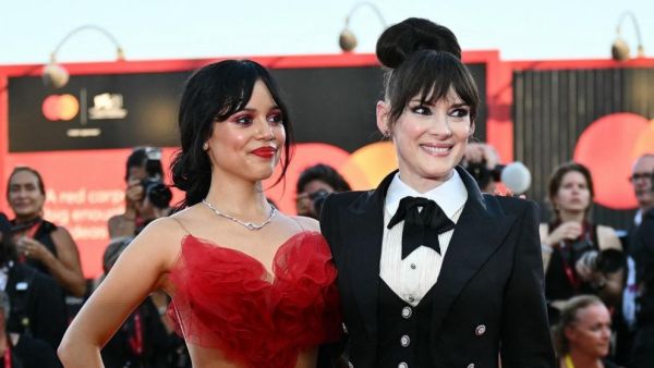 Beetlejuice في مهرجان البندقية...تصفيق استمر لدقائق وإطلالة جينا أورتيغا حديث الجميع