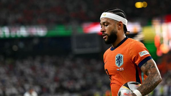 Netherlands' forward #10 Memphis Depay walks with the ball during the UEFA Euro 2024 semi-final football match between the Netherlands and England at the BVB Stadion in Dortmund on July 10, 2024. (Photo by OZAN KOSE / AFP)