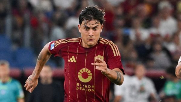 Roma's Argentinian forward #21 Paulo Dybala (L) fights for the ball with Empoli's Scottish midfielder #06 Liam Henderson during the Italian Serie A football match AS Roma against Empoli at the Olympic stadium, in Rome on August 25, 2024. (Photo by Alberto PIZZOLI / AFP)